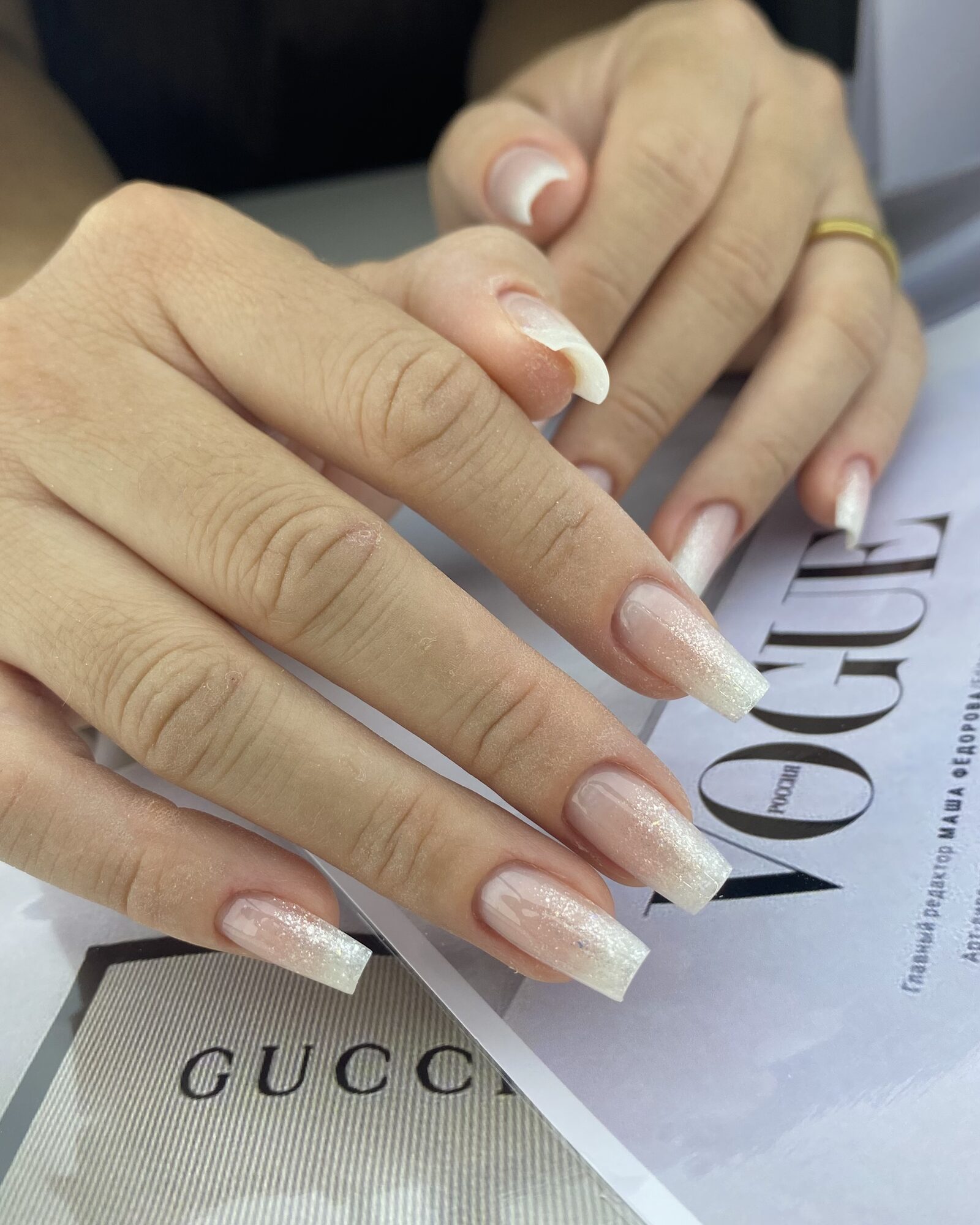 Mãos com unhas em verde pistache feitas pela Laura Stapait